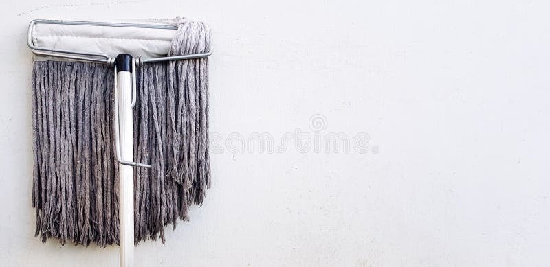 Fregona para inclinarse de limpieza del piso y de la casa imagenes de archivo Fregona para inclinarse de limpieza del piso y de la casa imagenes de archivo