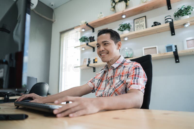Freiberuflich tätige Funktion der kreativen on-line-Arbeitskraft in seinem Büro lizenzfreie stockfotografie