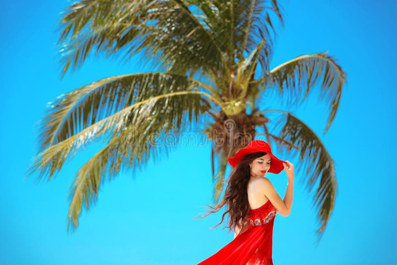 Freie glückliche Frau, die Natur genießt Schönheits-Mädchen mit rotem Hut, summ lizenzfreies stockfoto Freie glückliche Frau, die Natur genießt Schönheits-Mädchen mit rotem Hut, summ lizenzfreies stockfoto