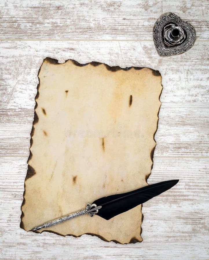 Freier Raum brannte Weinlesekarte mit Tinte und Spule auf weißer gemalter Eiche - Draufsicht lizenzfreie abbildung Freier Raum brannte Weinlesekarte mit Tinte und Spule auf weißer gemalter Eiche - Draufsicht lizenzfreie abbildung