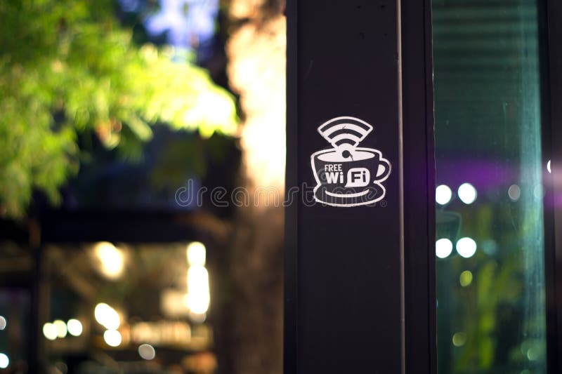 Freies wifi unterzeichnen herein Café auf Nachtzeit lizenzfreies stockbild Freies wifi unterzeichnen herein Café auf Nachtzeit lizenzfreies stockbild