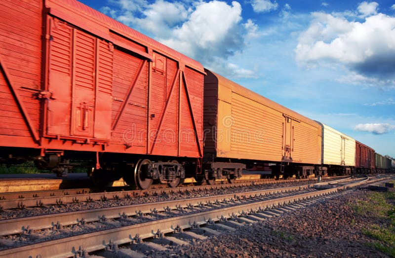 Carga el tren el cielo nubes.