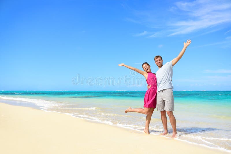 Freiheit auf Strandferien - glückliches sorgloses Paar