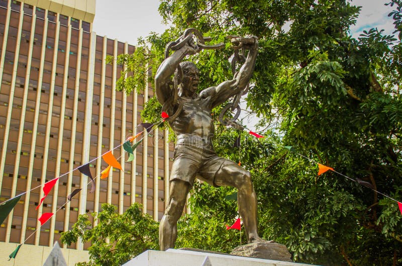 Freiheits-Monument - ein Mann bricht die Ketten der Sklaverei - in der Mitte der Hauptstadt nahe dem Stadtbezirksgebäude