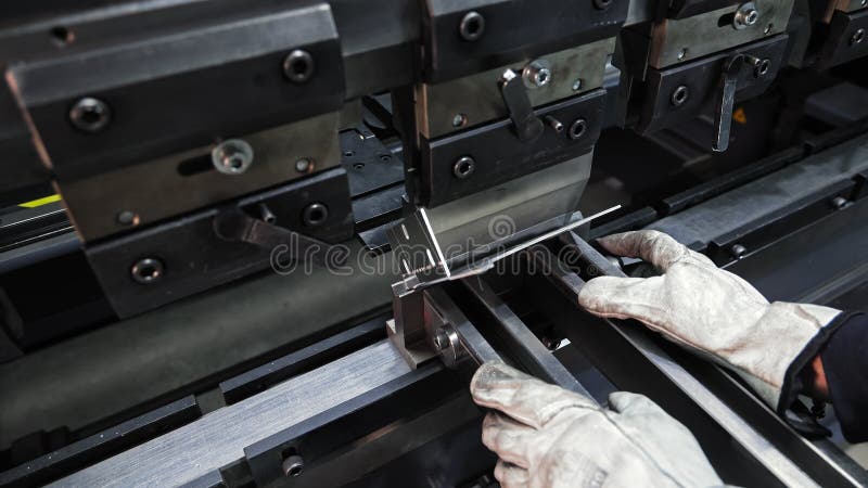 Frein de presse de travail pour plier le composant de tôlerie de précision formant métal avec gants dans l'atelier industriel clips vidéos
