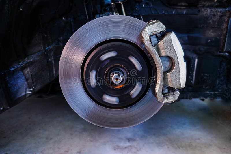 Freios de disco, parando a ruptura, a suspensão do carro e o carro carregando o conceito das peças - 2 imagens de stock Freios de disco, parando a ruptura, a suspensão do carro e o carro carregando o conceito das peças - 2 imagens de stock