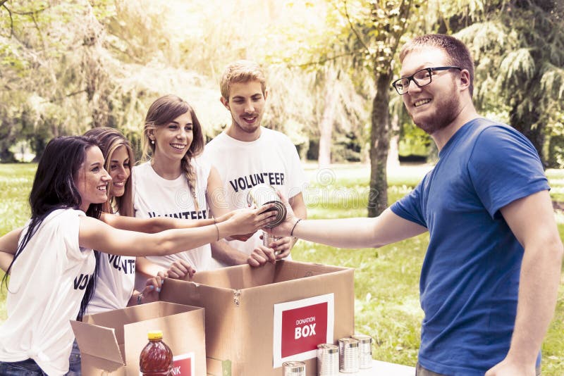 Freiwillige Gruppe empfängt Lebensmittelspende lizenzfreie stockbilder Freiwillige Gruppe empfängt Lebensmittelspende lizenzfreie stockbilder