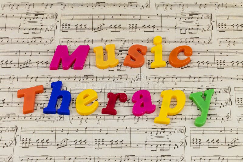 Freizeit-Musikerrhythmus der Musiktherapie-Gruppe glücklicher musikalischer solider