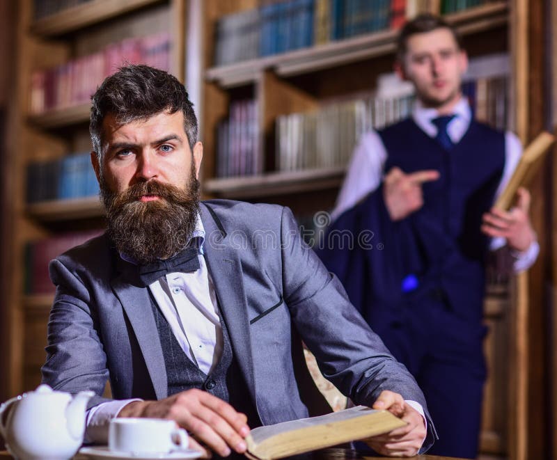 Freizeitkonzept Retro Mann Mit Bart Und Friedlichen Gesicht Stockbild Bild Von Erwachsener Gelesen 183519435