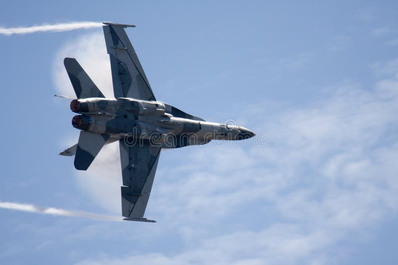 Frelon F-18 superbe avec de la vapeur