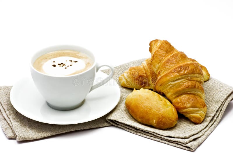 La colazione alla francese, caffè, croissant, dolci.