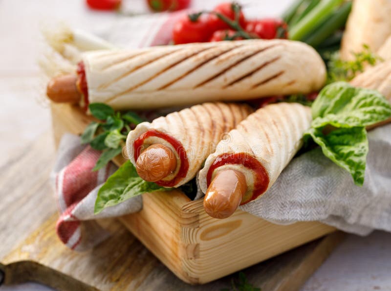 Hot-dog francezi cu ketchup și muștar delicios pe stradă stock images