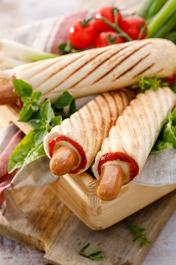 Hot-dog francezi cu ketchup și muștar delicios pe stradă stock photo