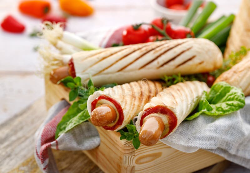 Hot-dog francezi cu ketchup și muștar delicios pe stradă royalty free stock photography