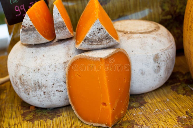https://thumbs.dreamstime.com/b/french-mimolette-cheese-pieces-traditional-sale-farmers-market-42038498.jpg