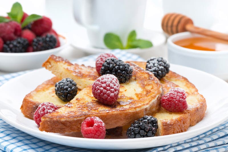 French toast with berries and powdered sugar