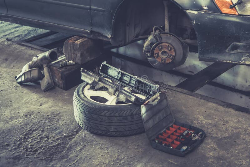 Freno del coche que repara en el garaje, frenos en un coche con la rueda quitada, pieza del freno del coche en el garaje, disco d imágenes de archivo libres de regalías Freno del coche que repara en el garaje, frenos en un coche con la rueda quitada, pieza del freno del coche en el garaje, disco d imágenes de archivo libres de regalías