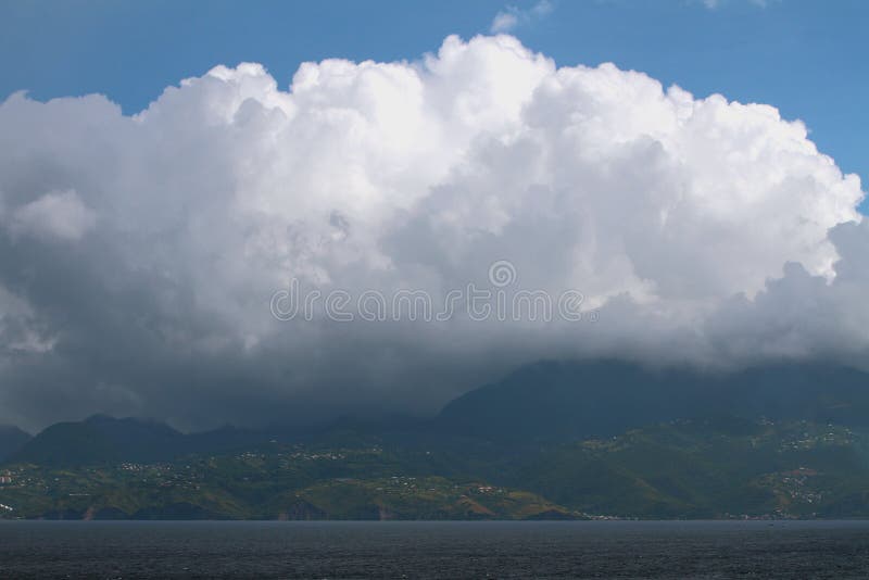 Frente de la tormenta sobre la isla tropical martinica foto de archivo Frente de la tormenta sobre la isla tropical martinica foto de archivo
