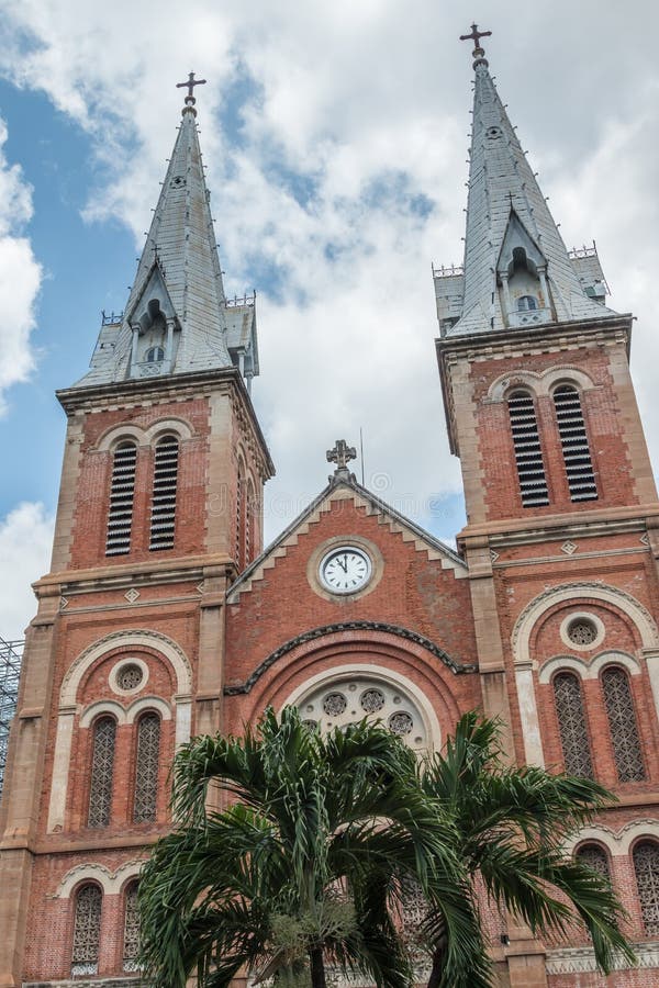 Frente del Notre Dame Cathedral Basilica de Saigon, una atracción turística popular en Ho Chi Minh City, Vietnam imagen de archivo Frente del Notre Dame Cathedral Basilica de Saigon, una atracción turística popular en Ho Chi Minh City, Vietnam imagen de archivo
