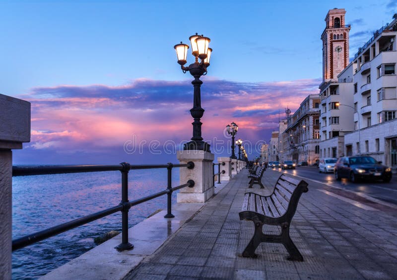 Frente marítima de Bari Por do sol surpreendente colorido Opinião do litoral e da cidade