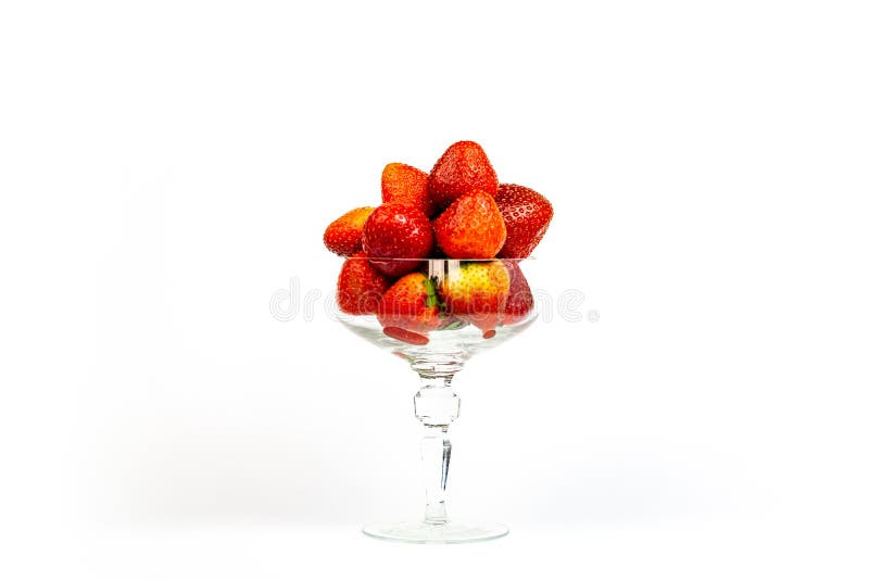 Fresa de la fruta fresca en un vidrio de cristal, aislado en el fondo blanco imagen de archivo Fresa de la fruta fresca en un vidrio de cristal, aislado en el fondo blanco imagen de archivo