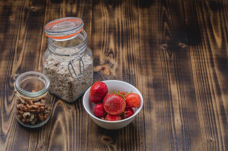 fresa fresca, granola hecho en casa y nuez en tarro de cristal abierto en una tabla de madera Copyspace imagenes de archivo fresa fresca, granola hecho en casa y nuez en tarro de cristal abierto en una tabla de madera Copyspace imagenes de archivo