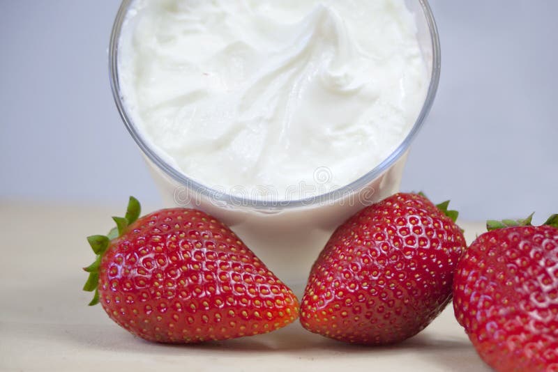 Fresa y yogur fresco postre saludable, dulces naturales sin azúcar fotografía de archivo Fresa y yogur fresco postre saludable, dulces naturales sin azúcar fotografía de archivo