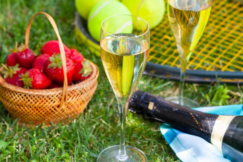 Fresas, champán y pelotas de tenis imágenes de archivo libres de regalías Fresas, champán y pelotas de tenis imágenes de archivo libres de regalías