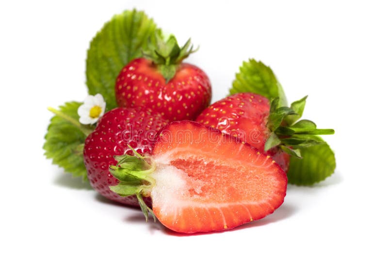 Fresas Con Hojas. Aislado En Un Fondo Blanco Foto de archivo Imagen