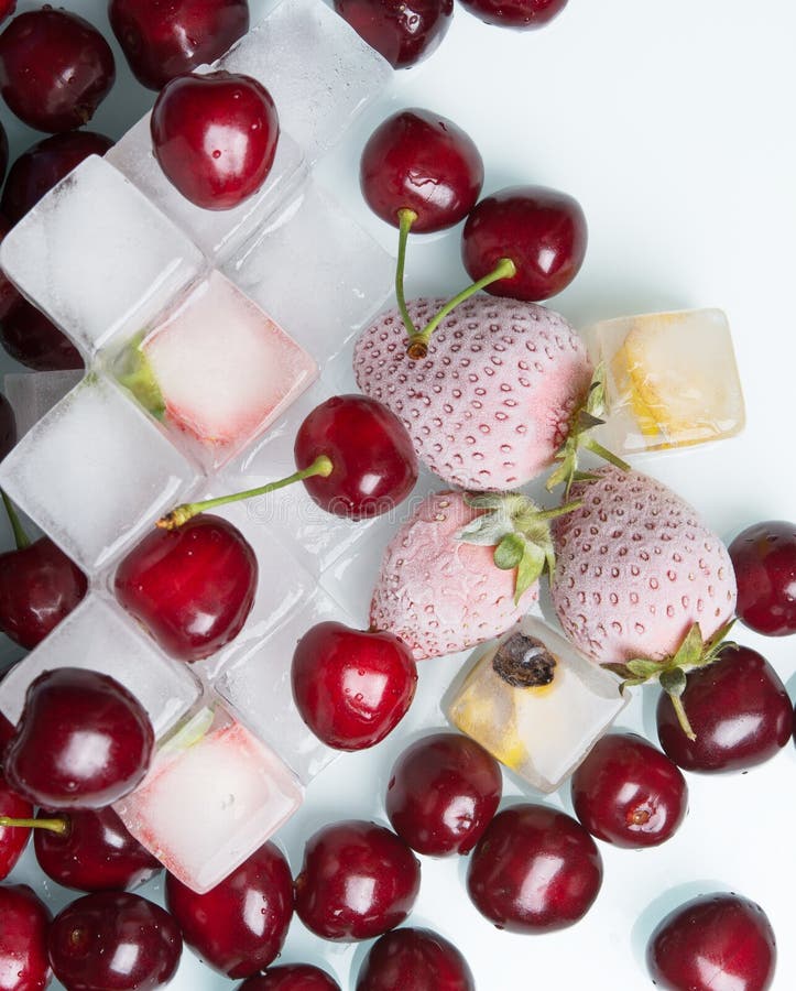 fresas congeladas con las frutas enfriadas foto de archivo fresas congeladas con las frutas enfriadas foto de archivo