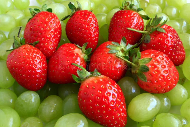 Fresas en las uvas imagen de archivo. Imagen de dulce 4210091