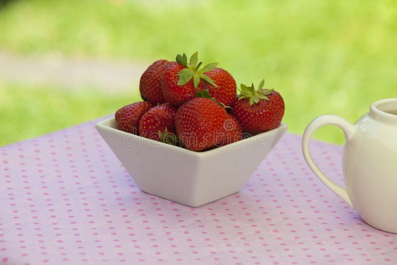 Fresas en un cuenco anguloso blanco foto de archivo Fresas en un cuenco anguloso blanco foto de archivo