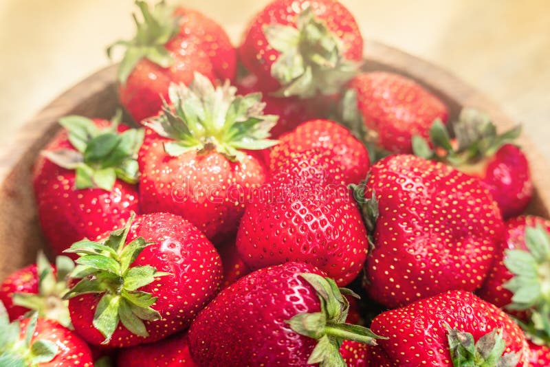 Fresas hermosas frescas en la opinión superior del cuenco de madera imagen de archivo libre de regalías Fresas hermosas frescas en la opinión superior del cuenco de madera imagen de archivo libre de regalías