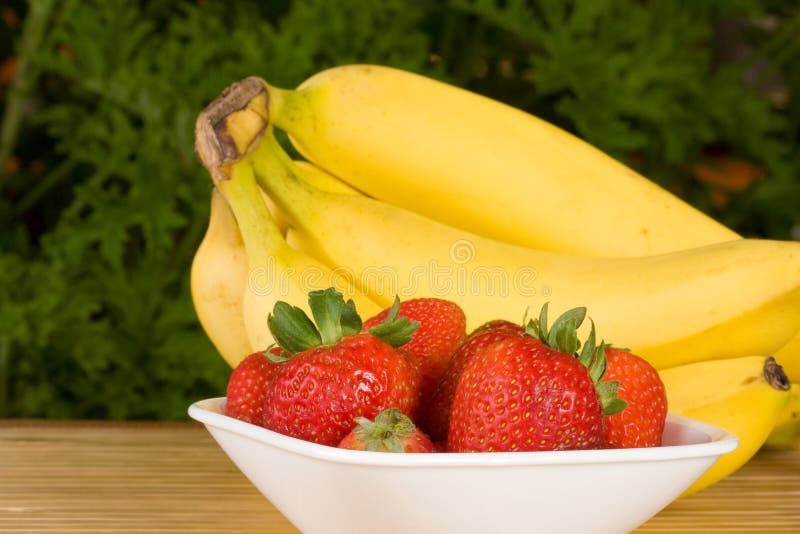 Fresas y plátanos orgánicos imagen de archivo libre de regalías Fresas y plátanos orgánicos imagen de archivo libre de regalías