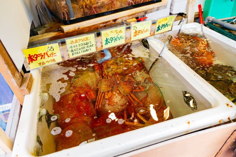 Fresco e vita Taraba compensa la deriva per vendita al mercato ittico nell'Hokkaido, Giappone immagine stock Fresco e vita Taraba compensa la deriva per vendita al mercato ittico nell'Hokkaido, Giappone immagine stock