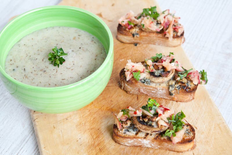 _fresco poner crema sopa de champiñones fotos de archivo libres de regalías _fresco poner crema sopa de champiñones fotos de archivo libres de regalías