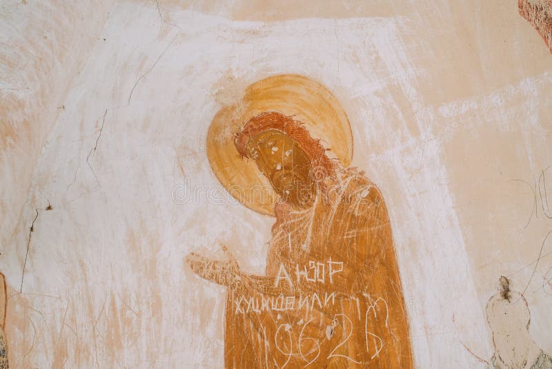 Frescos antiguos en muros de cuevas del complejo de monasterio david gareja. el monasterio de davit gareji se encuentra al sudeste. Sagarejo municipio kakheti región georgia. el monasterio davit gareji está situado al sudeste de tbilisi, en la región histórica de sagarejo. fue fundada en el siglo VI.