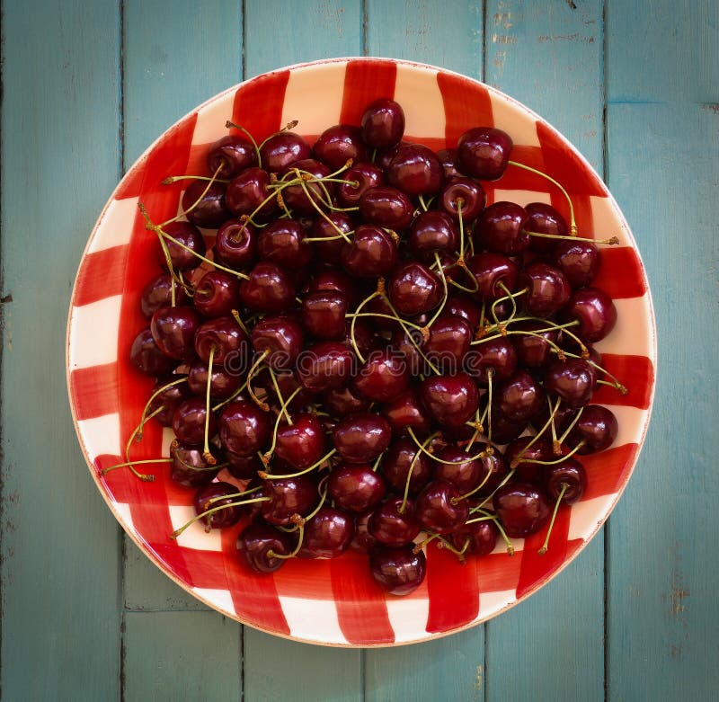 Fresh Cherries in Red Gingham Plate stock images Fresh Cherries in Red Gingham Plate stock images