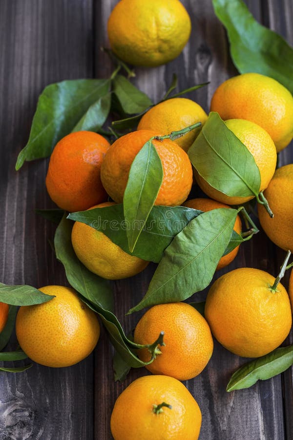 clementines with leaves