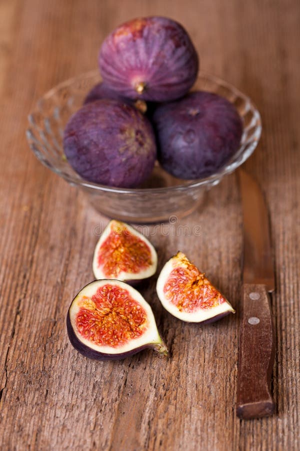 Fresh figs and old knife stock photo. Image of macro 27218742
