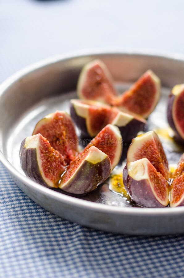 Fresh figs with olive oil stock image. Image of side 34265573