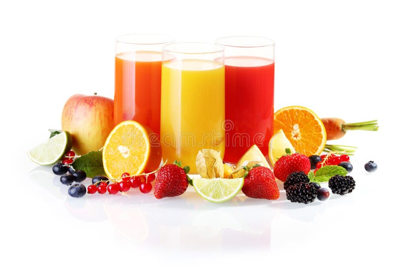 Farebné usporiadanie čerstvého ovocia vrátane jahody, citrusové plody, jablká s okuliare liquidised šťavy pre zdravý štart do dňa.
