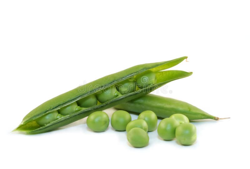 Freschi sgranati e sgusciate zucchero piselli, isolato su bianco.