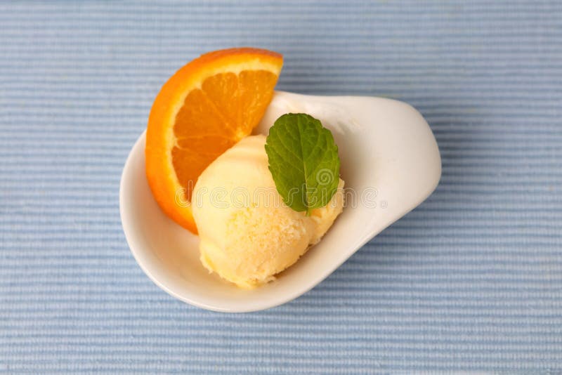 https://thumbs.dreamstime.com/b/fresh-homemade-scoop-orange-sorbet-above-slice-215921473.jpg