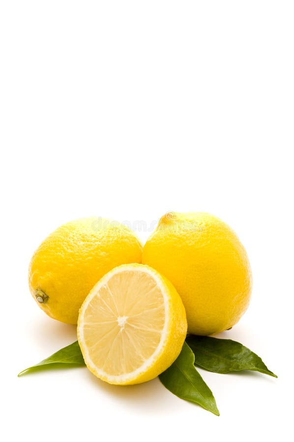 Fresco limones aislado sobre fondo blanco.