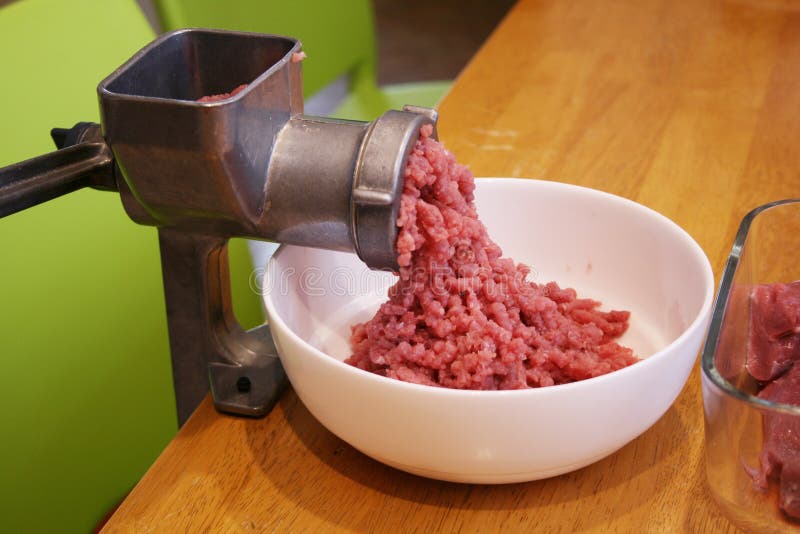 https://thumbs.dreamstime.com/b/fresh-meat-onions-become-meat-grinder-wooden-table-67978855.jpg