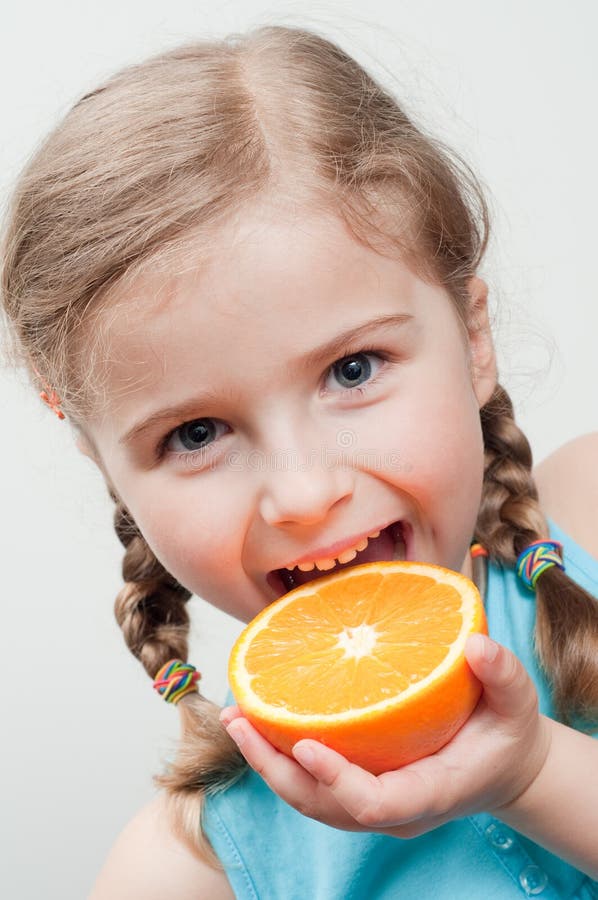 She likes oranges. Блондинка ест апельсин.