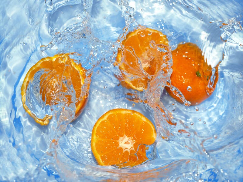 Fresh oranges in water