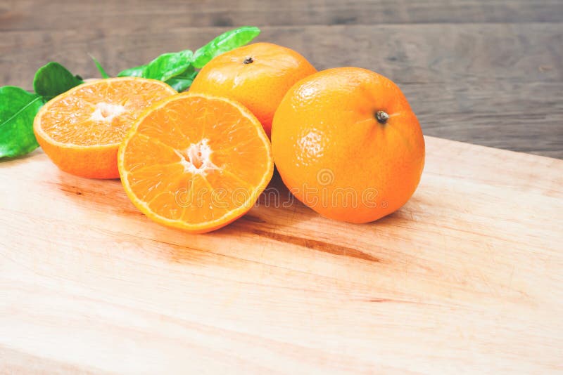 Fresco naranjas sobre el de madera mesa en La cocina copiar espacio.
