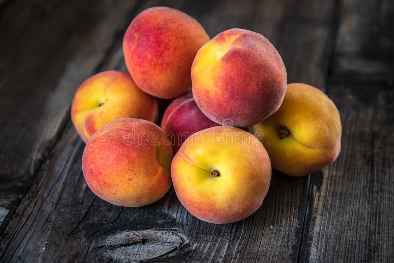 Fresh organic peaches on old wooden table royalty free stock photos Fresh organic peaches on old wooden table royalty free stock photos